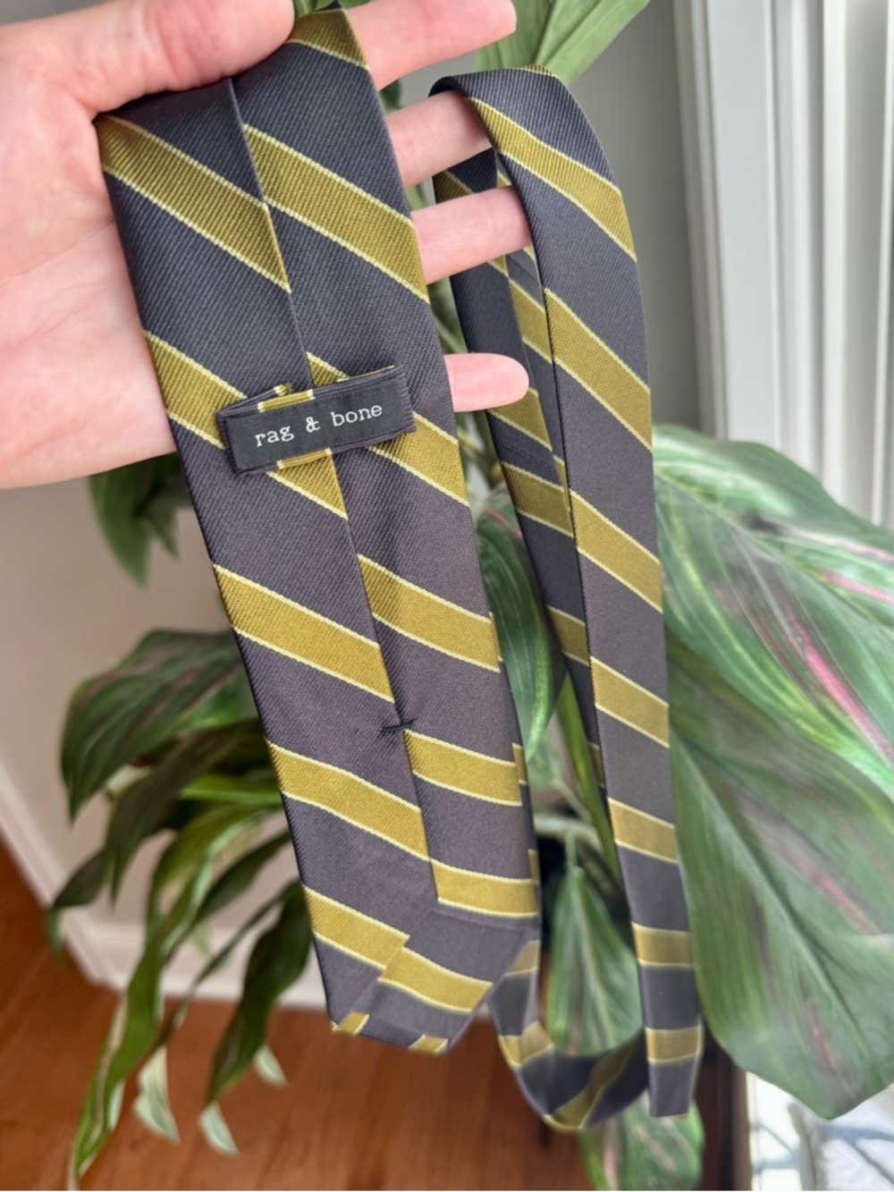 Men’s 100% silk Rag & Bone necktie, navy blue & olive green
